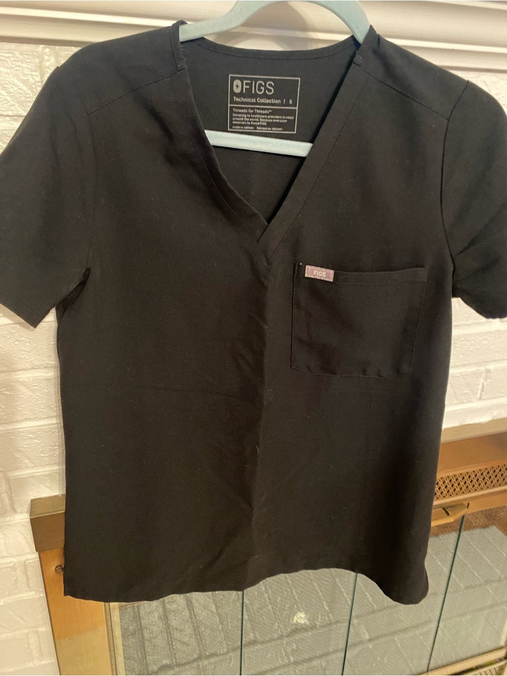 Black FIGS Catarina Scrub Top V-neck  in size S